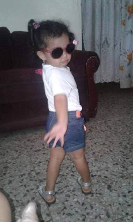 Eymie tiene dos añitos y le encanta modelar.