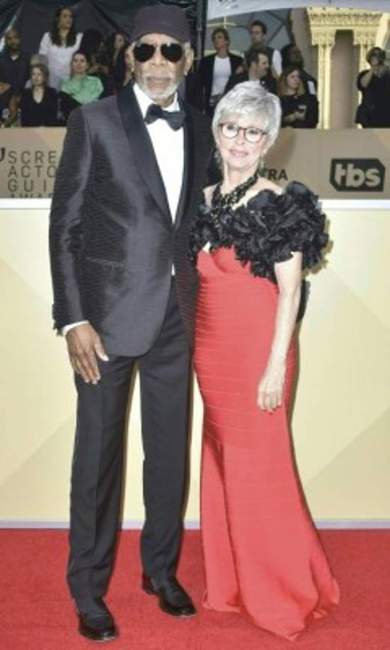 El actor Morgan Freeman llega acompañado de la actriz puertorriqueña Rita Moreno.<br/><br/>Freeman será galardonado hoy con el Premio Screen Actors Guild Life Achievement por sus logros profesionales y humanitarios.