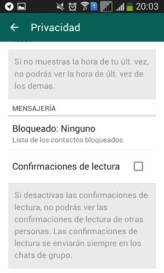 Elimina el doble check azul. De nuevo tanto en Android como en iOS, en la parte inferior del mismo menú de 'privacidad' donde puedes modificar la hora de última conexión hay una casilla activada denominada 'confirmaciones de lectura'.