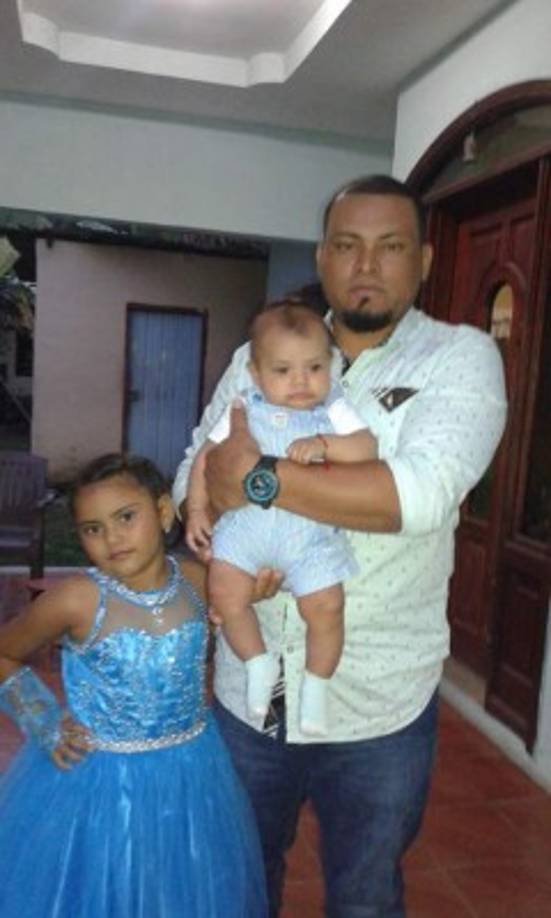 'Para el mejor padre del mundo: Feliz día del padre, que papito Dios te siga bendiciendo en sabidura y mucho amor', escribió Gloria Amador en Facebook.