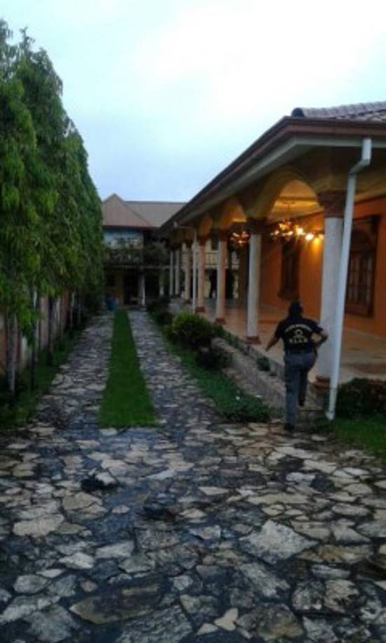 La fiscalía señaló que desde el 22 de octubre de 2015, mediante una denuncia anónima se acusó al ciudadano René López Maury de tener nexos con los hermanos Valle Valle.