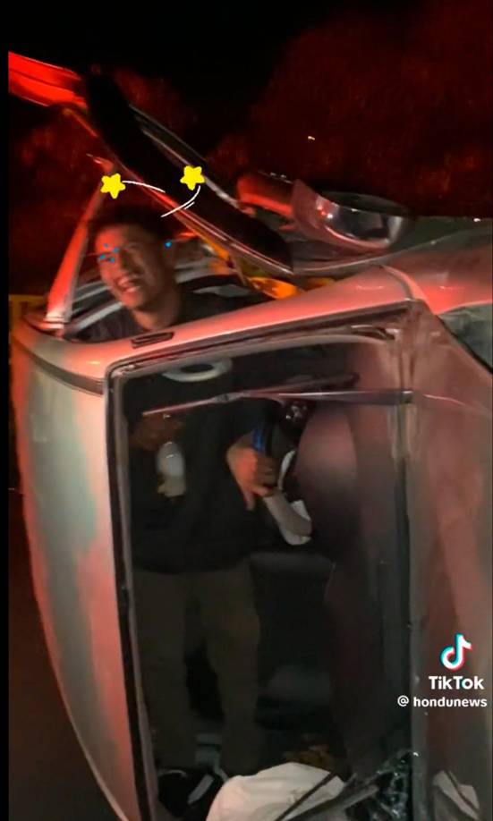 Los presentes encontraron una biblia en la guantera del vehículo y dijeron que fue el texto bíblico el que les salvó la vida a estos jóvenes. 