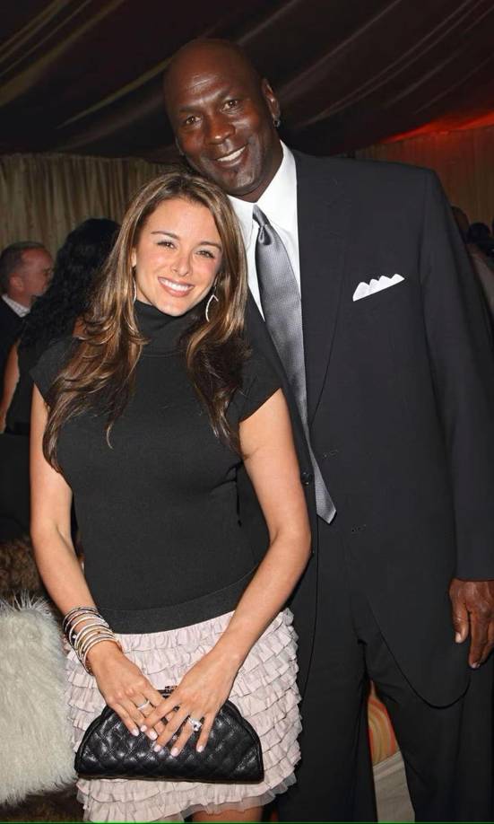 Después de diez años de matrimonio, Prieto ahora cobra cinco millones de dólares al año. A pesar de las críticas al contrato, Jordan ha afirmado que el acuerdo es una solución justa para ambas partes.