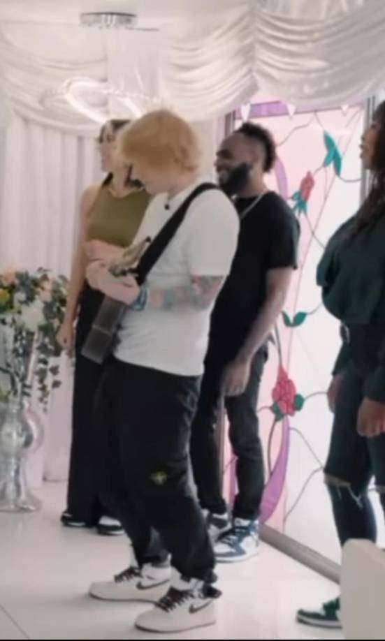 El cantante inglés llegó con cuatro miembros que le ayudaron a hacer coro y para poder darle la sorpresa a la joven pareja. Ed Sheeran también firmó el documento oficial de los recién casados como testigo. 
