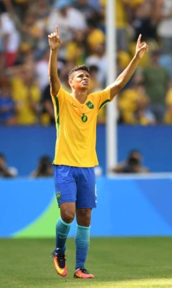 Douglas Santos celebra uno de losgoles ante Honduras.