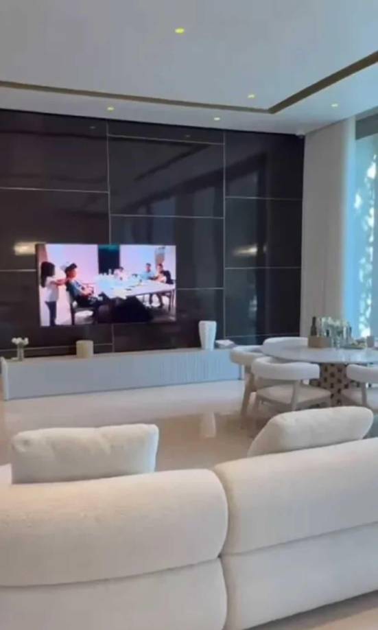 En la casa hay un espectacular salón social con cómodos sillones, tapetes, pantallas y algunos juguetes de sus hijos. 