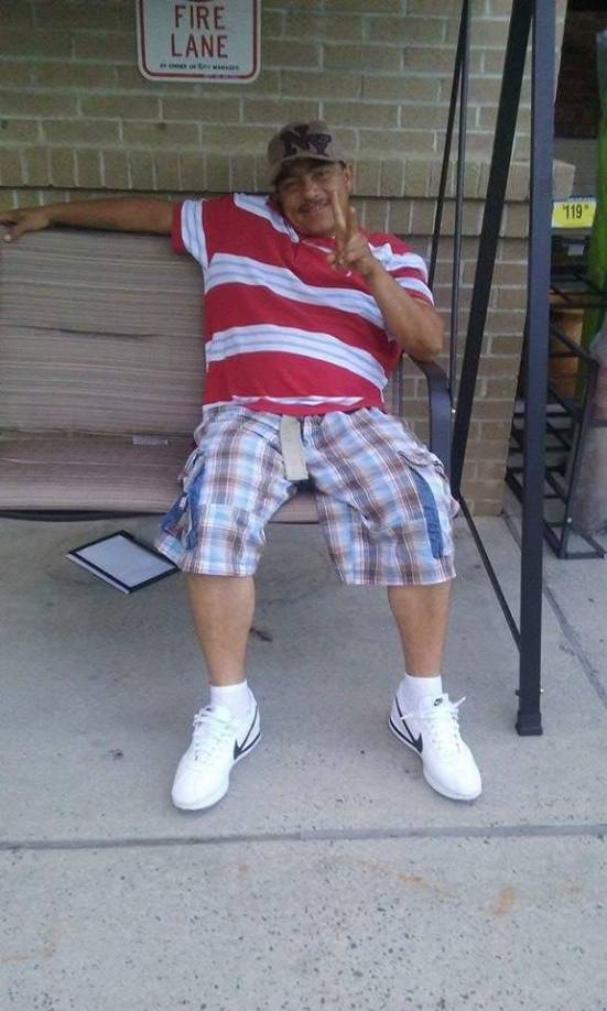 La policía dijo que acudieron a ese sitio por el reporte de un asalto con arma mortal y al llegar, encontraron a un hombre herido.