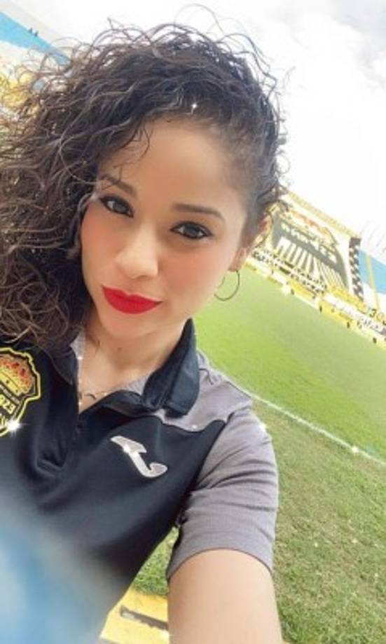 En los partidos de la Liga Nacional no podía faltar la belleza de la mujer hondureña. Waldina Mejía, asistente de gerente de campo del Real España, estuvo presente en el clásico sampedrano.