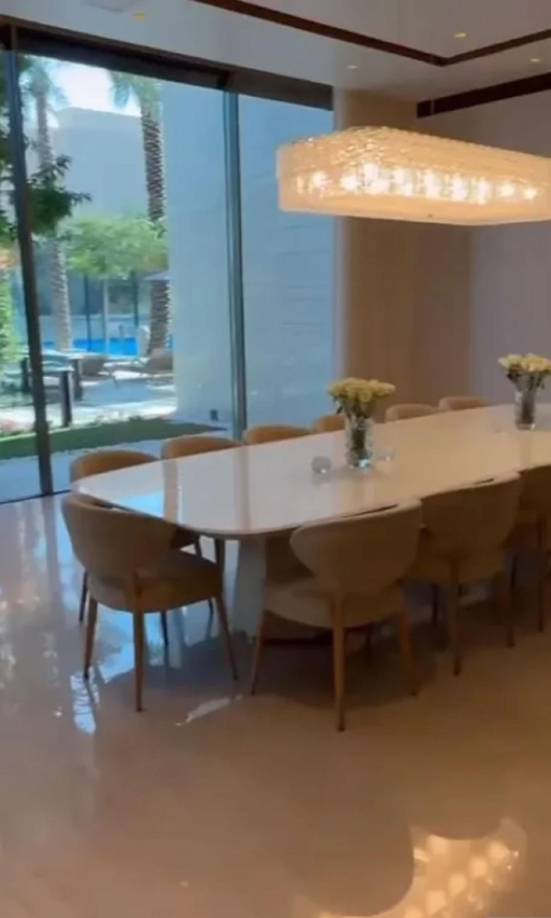 También mostró un elegante comedor para al menos 10 personas, iluminado por luz natural y una hermosa lámpara colgante.