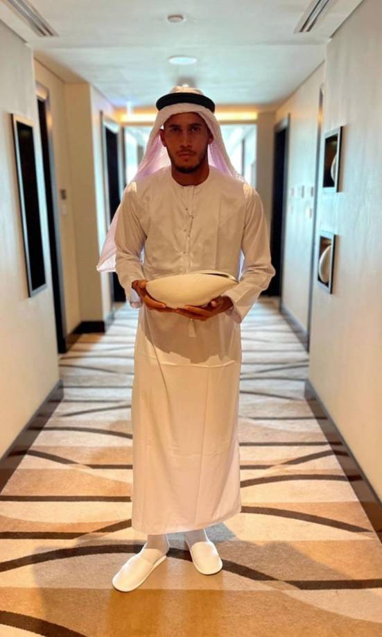 El delantero hondureño Ángel Tejeda se animó a vestirse con la túnica, la ropa tradicional árabe.