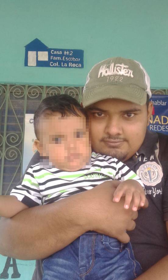 Elkin se dirigía en una camioneta junto con con su hijo que es menor de edad, quien resultó ileso.