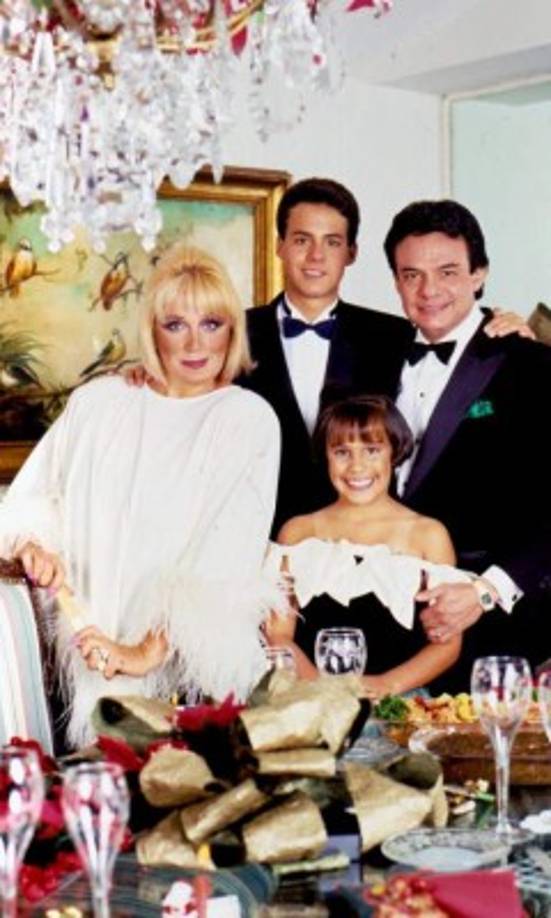 Desde la muerte del Príncipe de la Canción el 28 de septiembre de 2019 en Florida, las relaciones familiares dieron que hablar: desde dónde debían estar las cenizas del cantante hasta la disputa sobre el testamento.