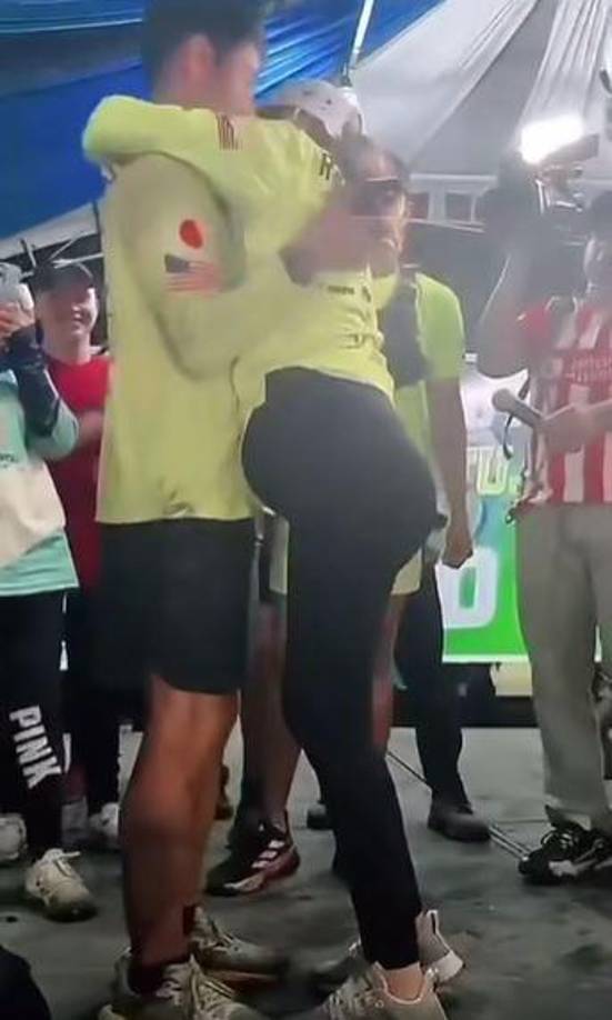 Fue su madre quien, siguiendo el plan, le entregó el anillo, y entonces Shin se arrodilló frente a Yeimi, quien, visiblemente emocionada, no podía creer lo que estaba ocurriendo. 