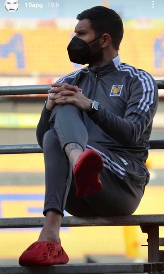 En México aseguran que André Pierre Gignac tiene unas zapatillas de 3,000 dólares, pues al galo le gusta coleccionar zapatos y demás, como estas chanclas rojas valoradas en 8 mil pesos mexicano.