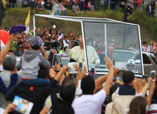 Multitud de fieles espera misa campal del papa Francisco en Guayaquil