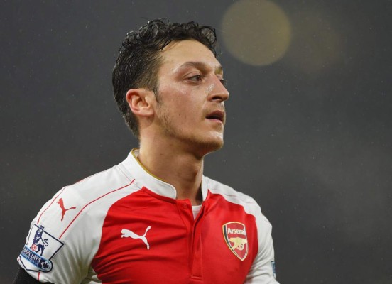 Özil tiene una cláusula anti-Barça impuesta por el Madrid