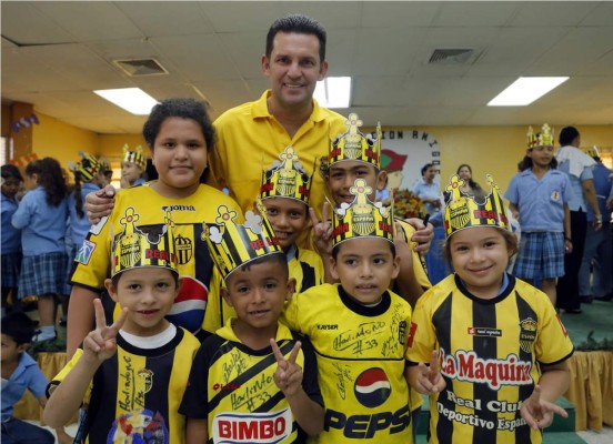 Javier Delgado cautiva a niños de una Fundación con su testimonio