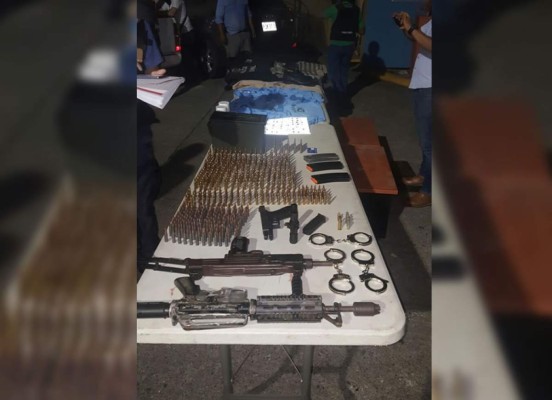 Capturan a cuatro hombres con armas e indumentaria policial en San Pedro Sula