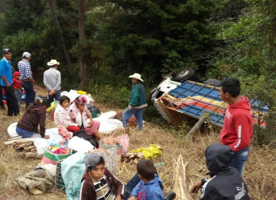 Camión cae en abismo y deja 12 pasajeros heridos