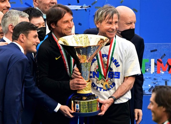 (From L) Inter Milan's Vice-President Javier Zanetti, Inter Milan's President Steven Zhang, Inter Milan's Italian coach Antonio Conte, Inter Milan's Sports Coordinator Gabriele Oriali and Inter Milan's CEO Giuseppe Marotta hold the Scudetto Trophy as Inter players and staff celebrate winning the Serie A 2020-2021 championship after their last Italian Serie A football match Inter Milan vs Udinese on May 23, 2021 at the San Siro stadium in Milan. (Photo by MIGUEL MEDINA / AFP)