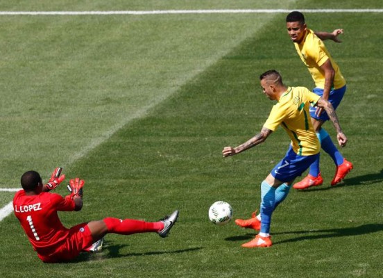 El portero de Honduras, 'Buba' López achica con su cuerpo un remate que iba a gol del brasileño Gabriel Jesús.