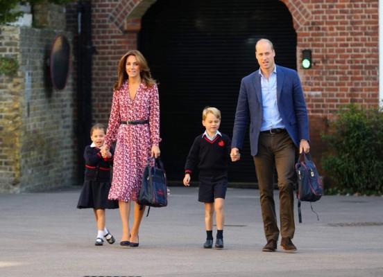 Princesa Charlotte inicia 'muy ilusionada' su primer día de escuela