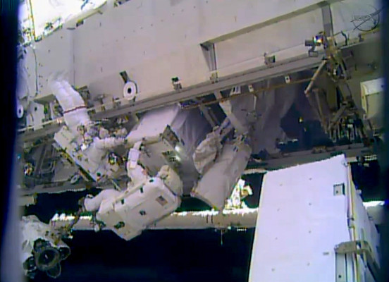 Astronautas de ISS realizan salida espacial en víspera de Navidad