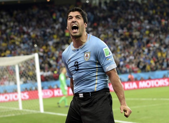 Luis Suárez resucita a Uruguay y lanza a la lona a Inglaterra
