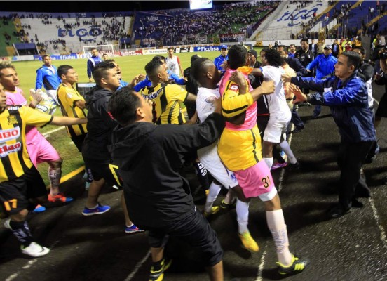 Video: En bronca finalizó el clásico Olimpia-Real España