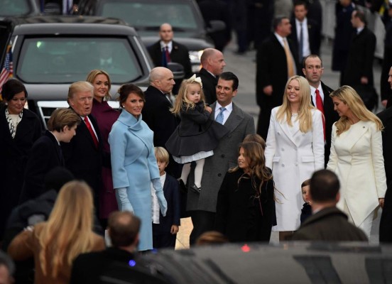 Los Trump presiden el desfile en su honor frente a la Casa Blanca