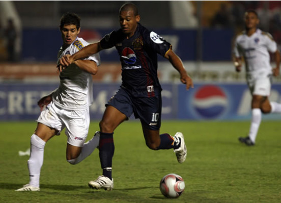 Olimpia recupera la cima