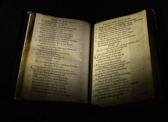 Primer libro impreso en EUA se subasta por 14,16 millones