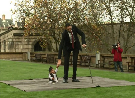 Sultan Kösen, el hombre más alto del mundo y Chandra Bahadur Dangi, el hombre más pequeño del mundo. Foto AFP.
