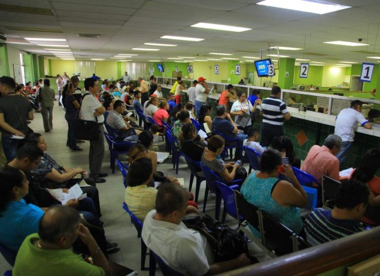 Por falta de personal, la DEI calendariza los trámites