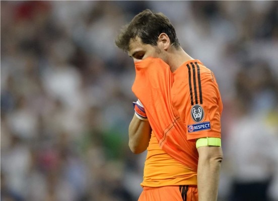 Video: Casillas hace el ridículo con este insólito saque de banda