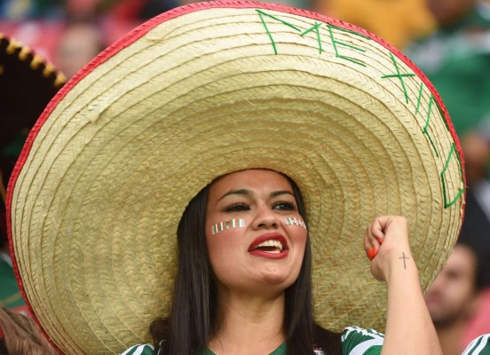 Ellas roban las miradas en partidos de México, Brasil y Chile