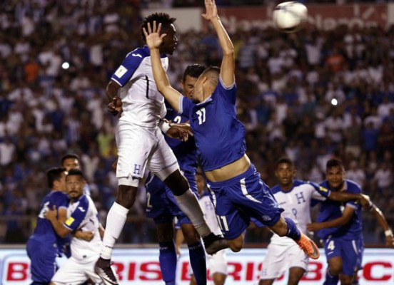 Honduras vence a El Salvador y se mete a la pelea