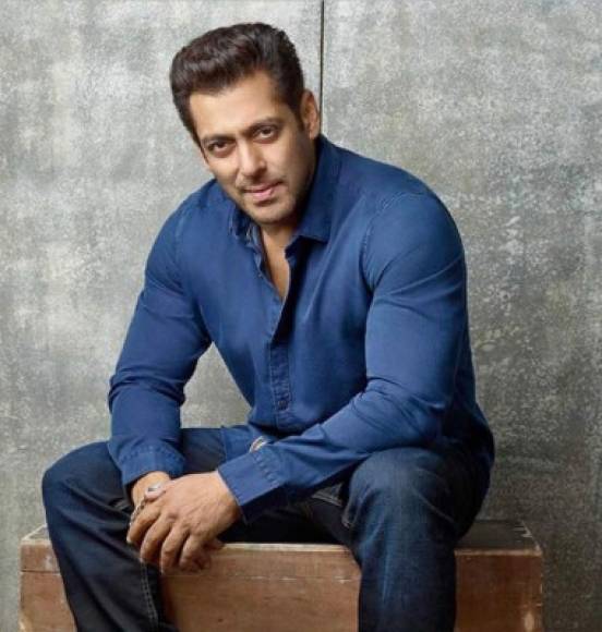 9. Salman Khan <br/>Ganancias - $38,5 millones de dólares<br/><br/>Khan es otro de los actores de Bollywood que lograron entrar en la lista de los mejores pagados.