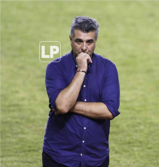 El entrenador de la Selección de Honduras se mostró muy pensativo en un momento.