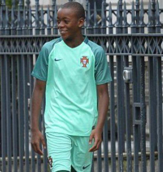 Cuando Banda tenía 11 años fue fichado por las inferiores del Benfica de Portugal.