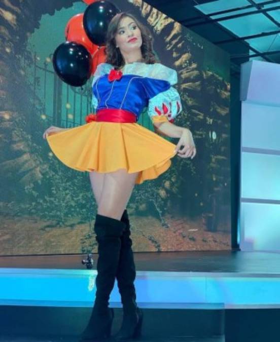 Alejandra Rubio presentó el programa que conduce en el canal Q´hubo Tv con el atrevido disfraz.