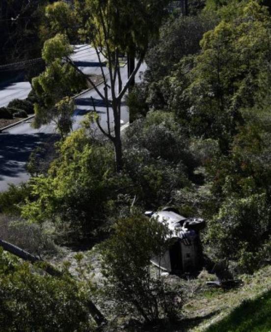 Medios locales publicaron imágenes del vehículo de Woods, de 45 años, volcado a un lado del punto del accidente, en la localidad de Ranchos Palos Verdes (Los Ángeles)