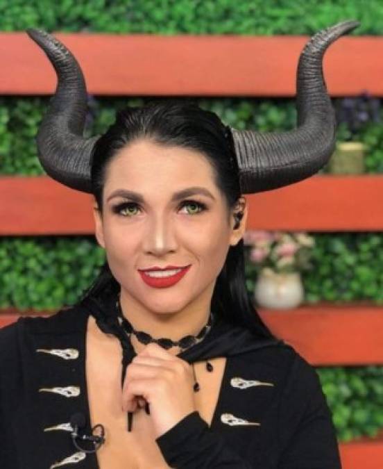 La presentadora Stefany Galeano optó por uno de los disfraces que más ha gustado en este Halloween, el personaje de Maléfica.