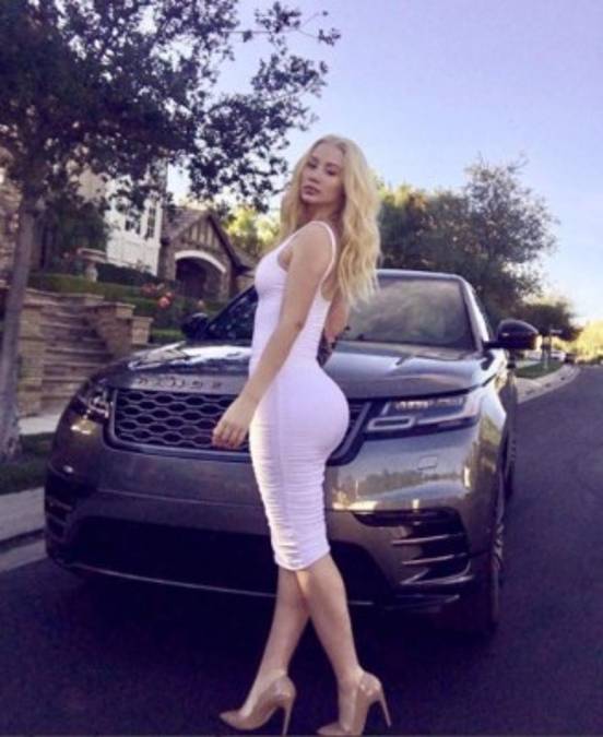 Iggy Azalea muestra sus voluptuosos atributos con muy poca ropa