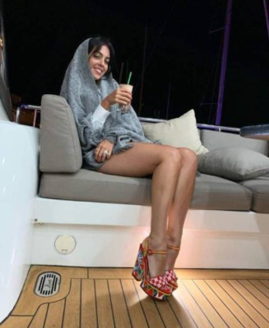Georgina Rodríguez deslumbra al mostrar su figura en bikini a bordo de un yate