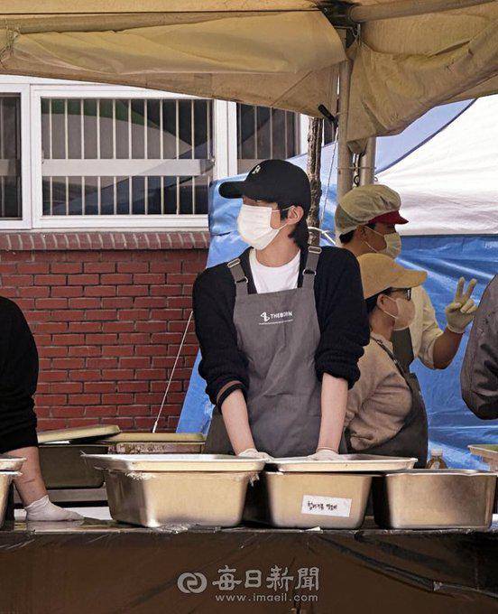Jin no solo distribuyó alimentos, el cantante también ofreció apoyo emocional a los afectados.