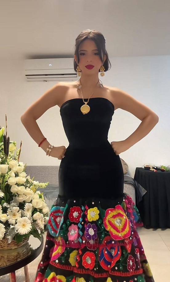 Y es que el comentario que hizo enfurecer a Ángela Aguilar fue el que dejó un usuario en su video donde sale interpretando y bailando “Como la Flor” y le dicen: “Eso bebé échale raid, que se sigue moviendo”, alcanzó más de tres millones de like.