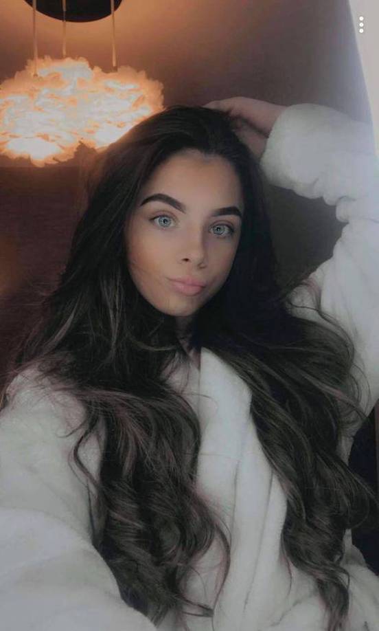 “Te necesito tanto mamá, por favor ven a casa”, estas fueron las palabras en redes sociales de su hija Demi Atkinson, reflejando la tristeza y desesperación que siente tras la trágica muerte de su madre.