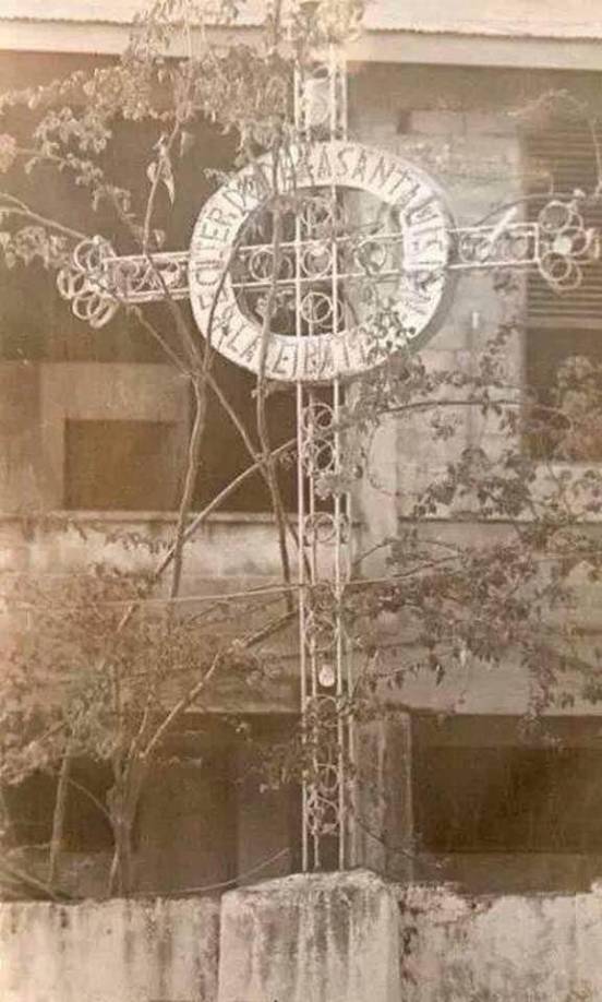 En 1859 el padre y misionero Manuel de Jesús Subirana recorrió la costa norte, desde Trujillo hasta Tela. A su paso por La Ceiba, observó una aldea alejada de Dios. Cuenta la historia que lanzó una maldición para La Ceiba por mucha maldad que había, desde entonces fue azotada por varios fenómenos naturales y se creía que se debía a la maldición del padre Subirana. Fue así que la primera Cruz del Perdón donde ahora está el obelisco se construyó en 1949 a iniciativa del párroco de ese entonces José García Villas. Fue un viernes 28 de octubre en un acto multitudinario donde se congregaron miles de ceibeños para pedir perdón la maldad que encontró en la ahora Novia de Honduras. 