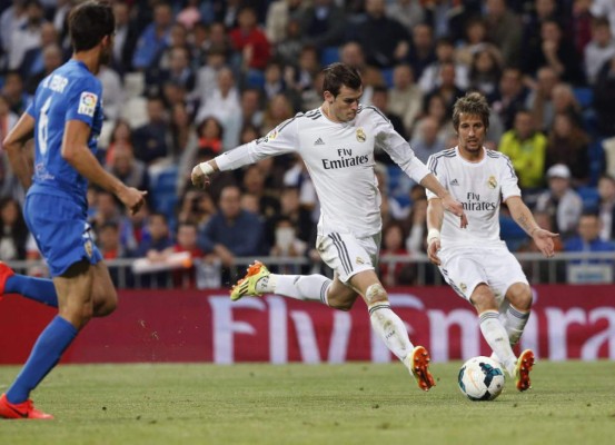 Real Madrid golea al Almería y baja al Barça del segundo puesto